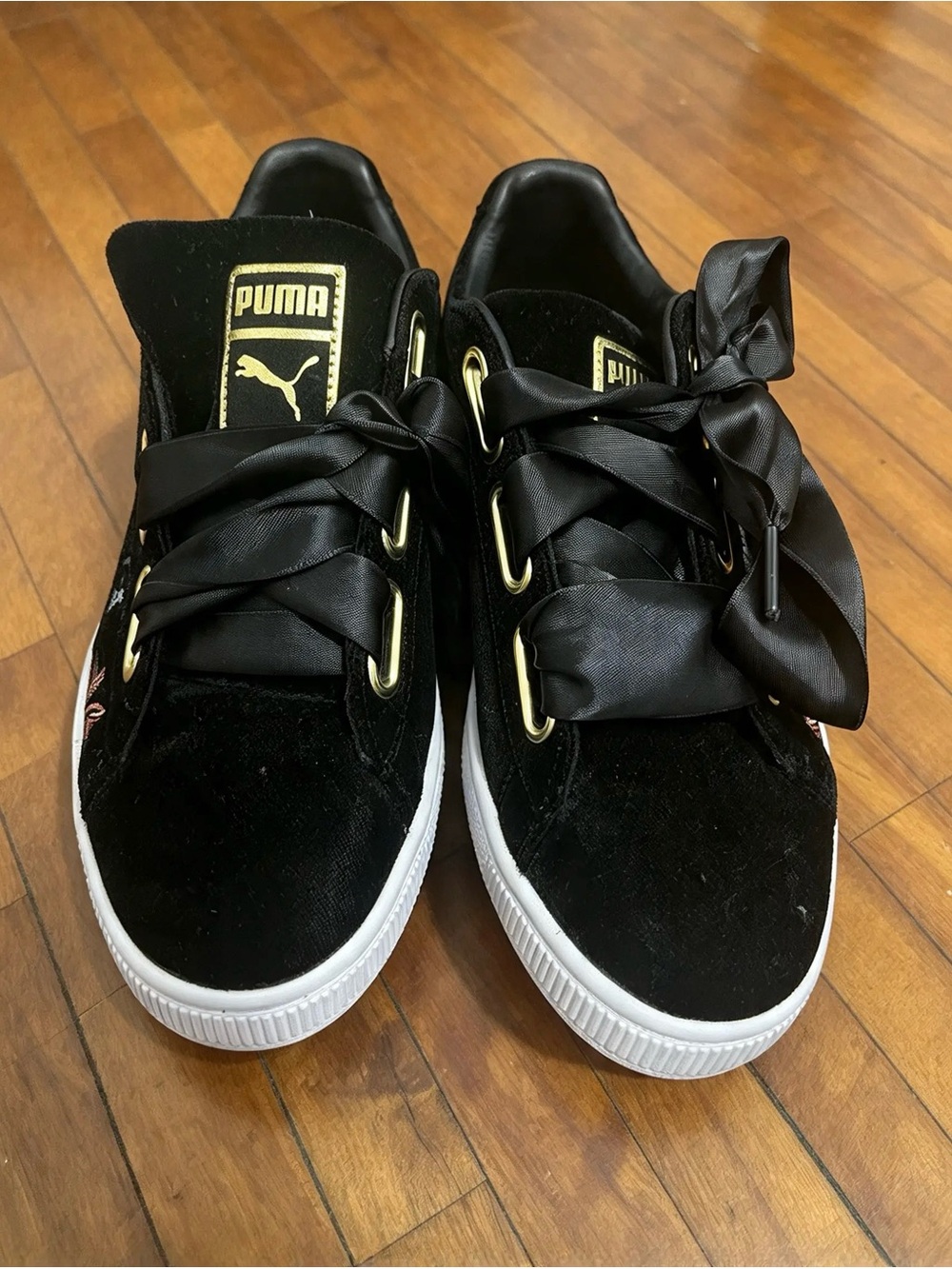 Puma Black Velvet Sneakers Gold Accents / Baskets velours noir
